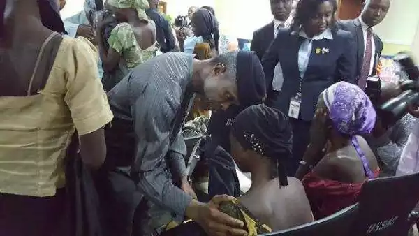 VP Yemi Osinbajo Receives Released 21 Chibok Girls In Abuja (Photos)